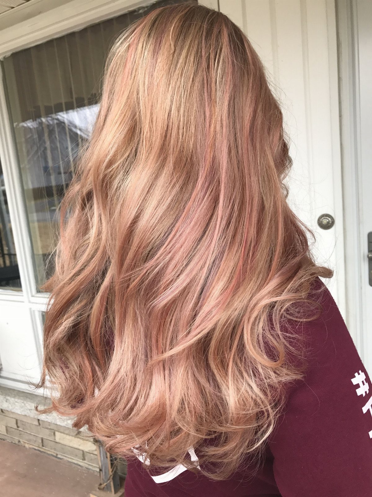 Blonde Hair with Rose Gold Highlights: 5 Ways to Wear It 6 Long wavy hair featuring a warm blonde base with shimmering rose gold highlights.
