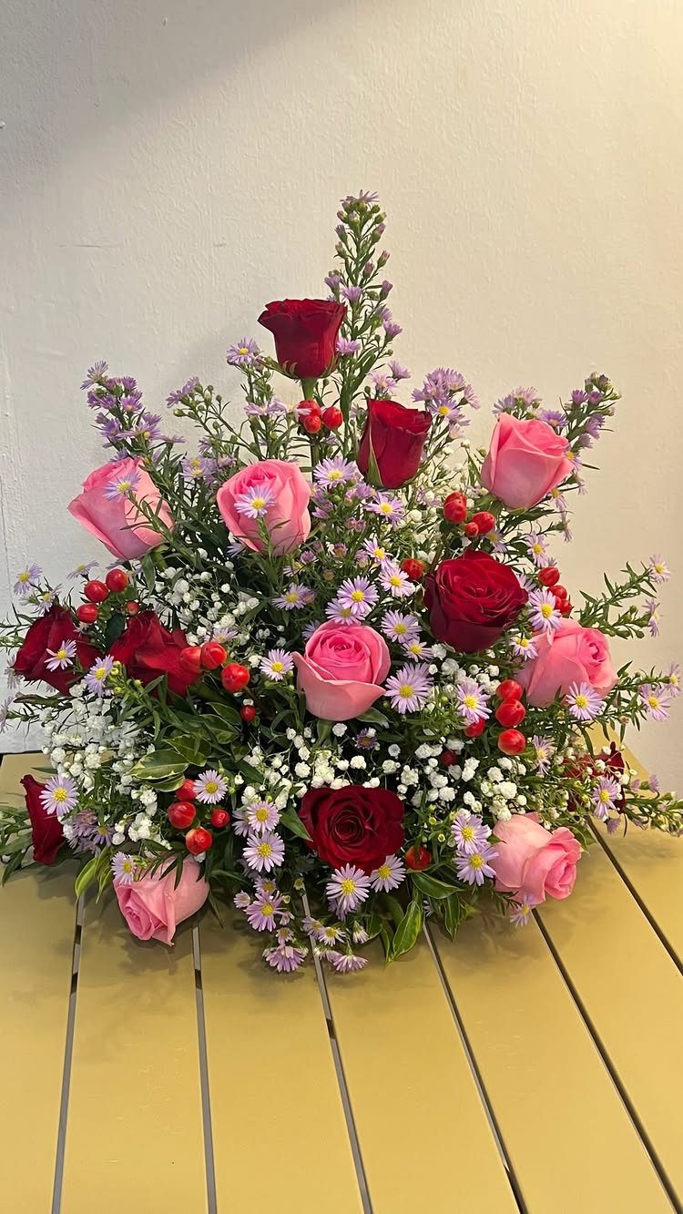 15 Ideas de Ramos de Flores for Every Table and Season 10 Floral arrangement of red and pink roses with filler flowers in vertical shape.