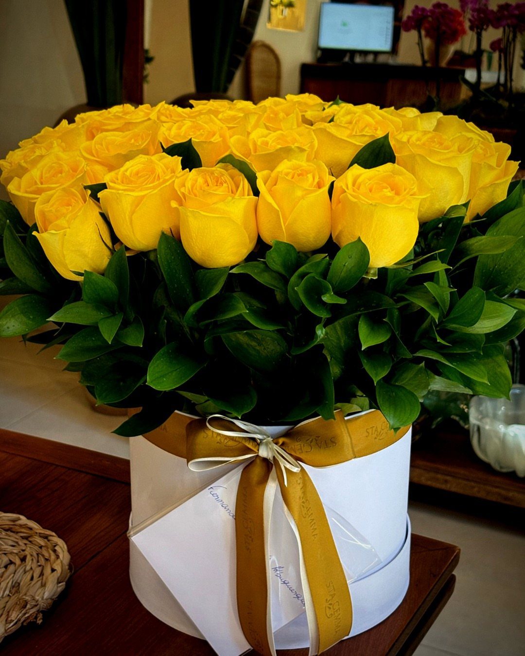 15 Ideas de Ramos de Flores for Every Table and Season 16 Yellow roses bouquet in a white hat box with a gold ribbon.