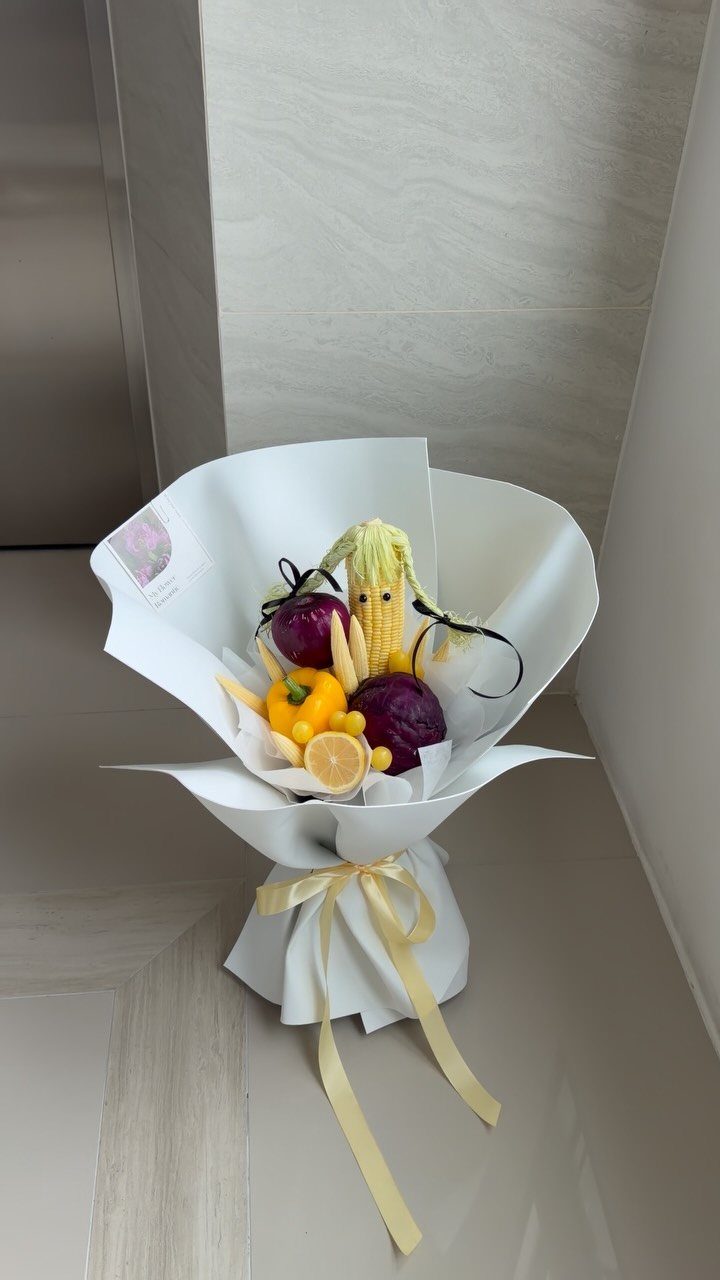 15 Ideas de Ramos de Flores for Every Table and Season 8 Vegetable bouquet with corn, purple cabbage, and peppers wrapped in white paper.