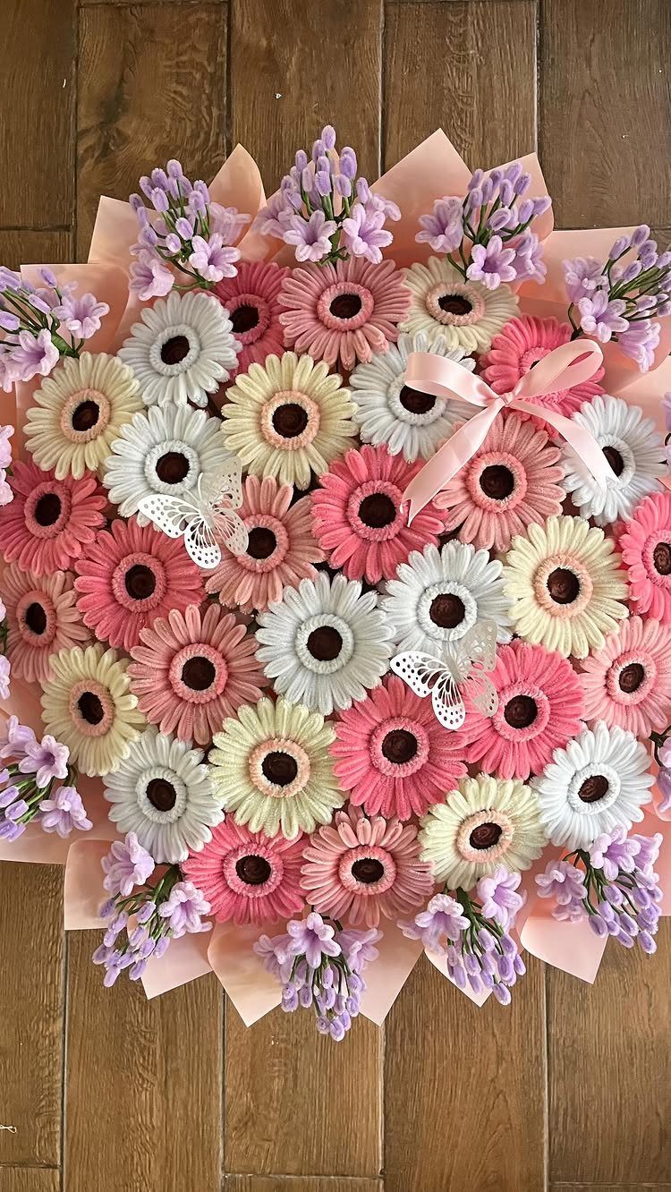 15 Ideas de Ramos de Flores for Every Table and Season 14 Handmade paper flower bouquet with pink and white blooms on wooden background