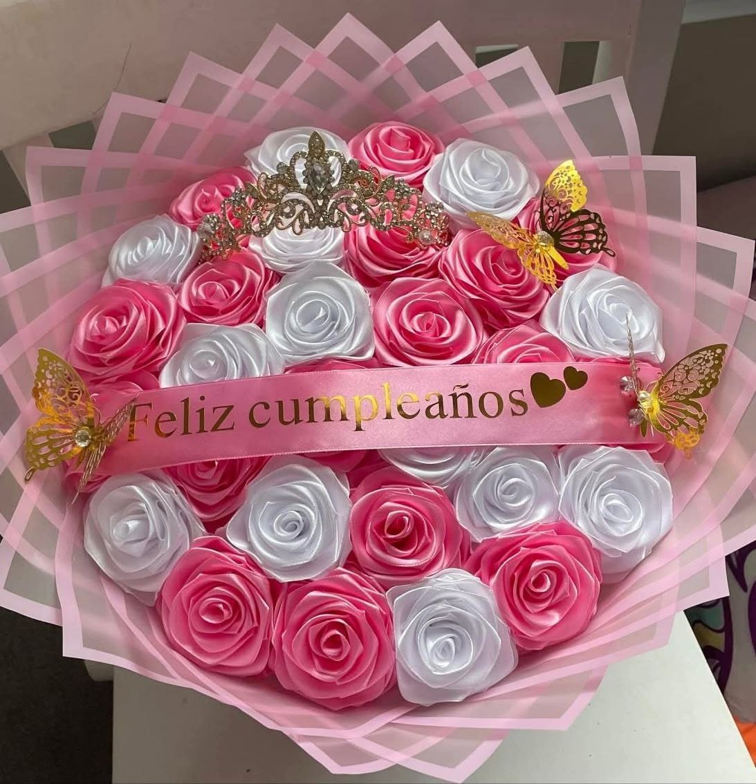 15 Ideas de Ramos de Flores for Every Table and Season 15 Satin ribbon rose bouquet in pink and white with a gold crown and butterflies.