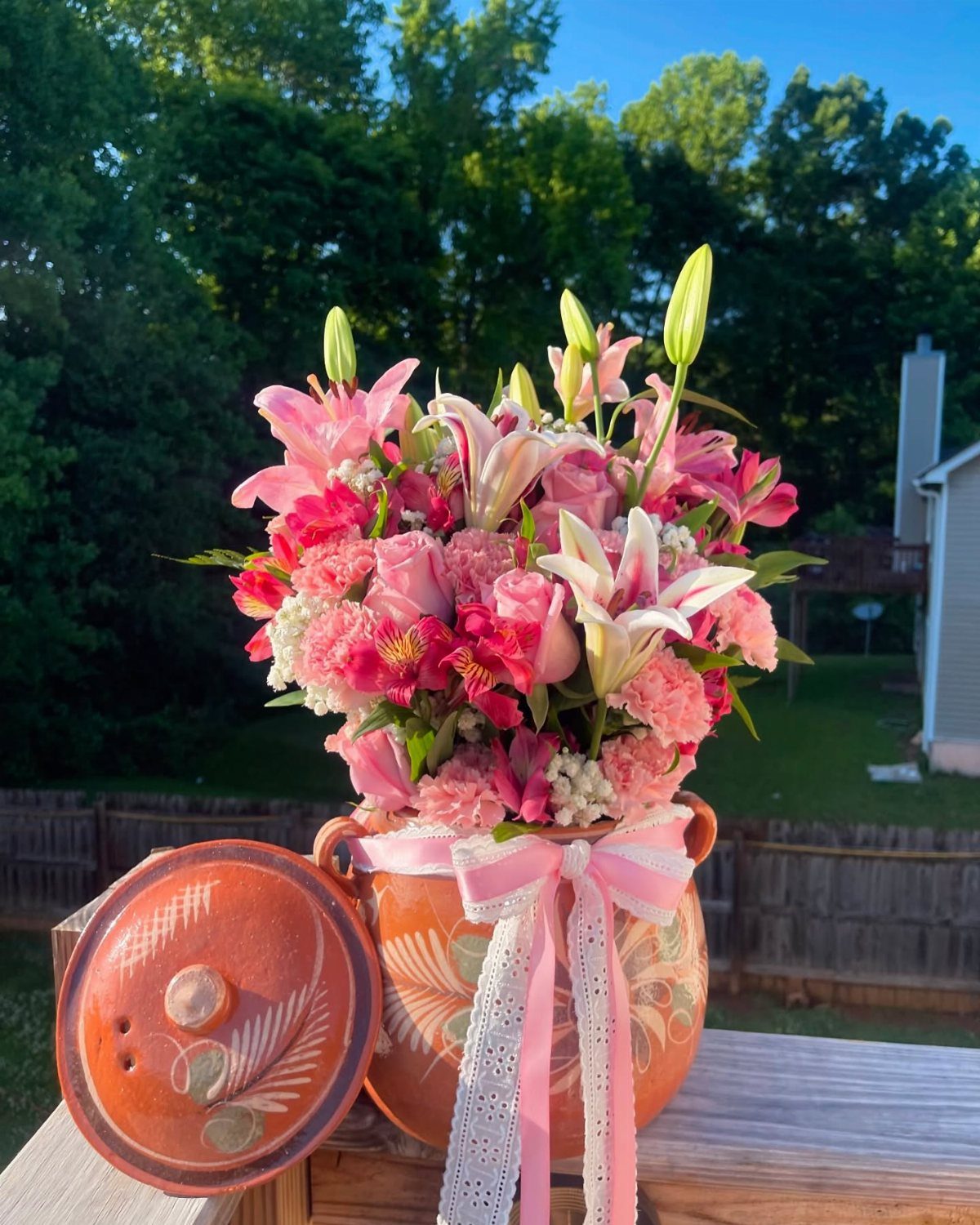15 Ideas de Ramos de Flores for Every Table and Season 5 Pink lily and rose bouquet arranged in a terracotta soup tureen with ribbon.