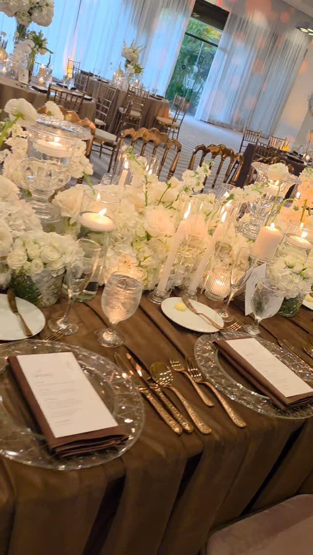 Wedding Decor Brown: How to Use It in 8 Elegant Ways 5 A wedding table set with brown linens, white flowers, candles, and gold cutlery.
